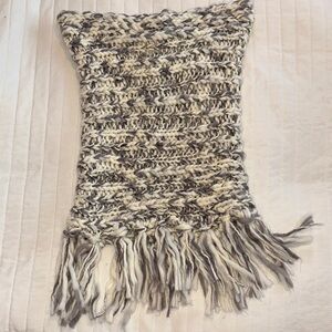 David and Young Gray and Cream Knit Scarf